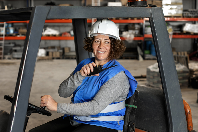 oparaio trabajando con una transpaleta.